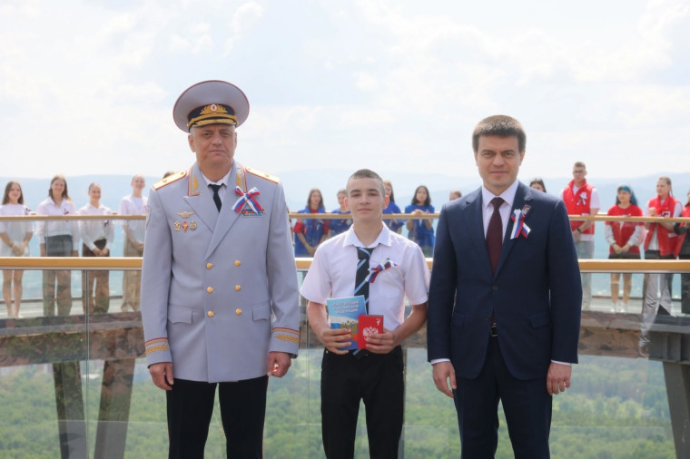 Первый паспорт в День России.